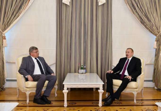 Ilham Aliyev recibe al ex vicepresidente del Parlamento Europeo