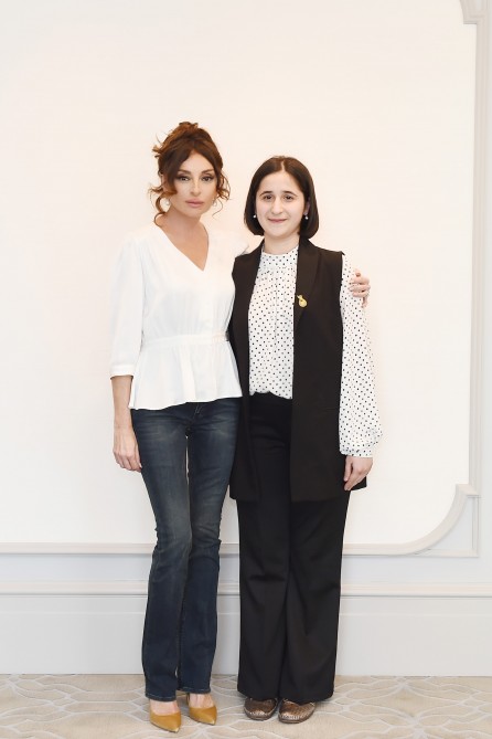 Erste Vizepräsidentin Mehriban Aliyeva trifft sich mit jungen Erfinderinnen