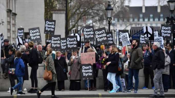 Protestan en Washington y Londres contra bombardeo de Siria