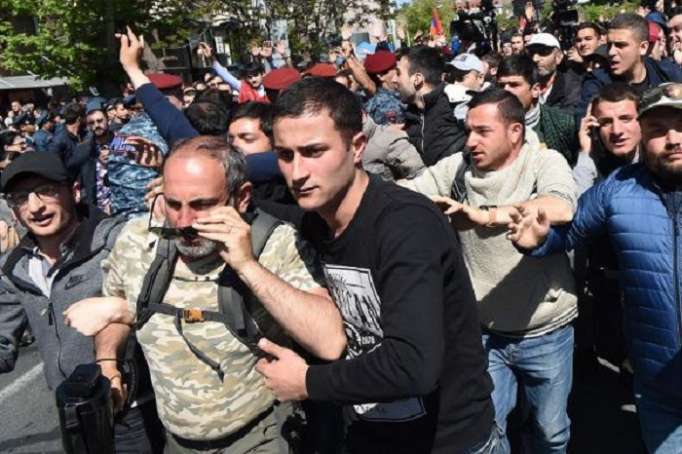İrəvanda kütləvi etirazlar davam edir - CANLI YAYIM
