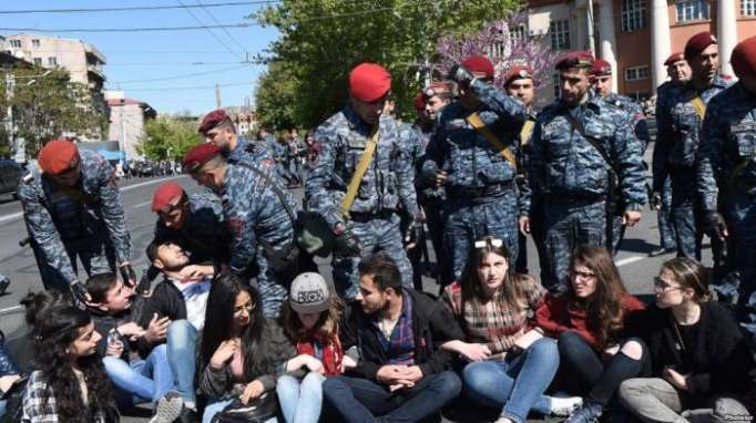 Al menos 46 hospitalizados en choques entre policía y manifestantes en Ereván