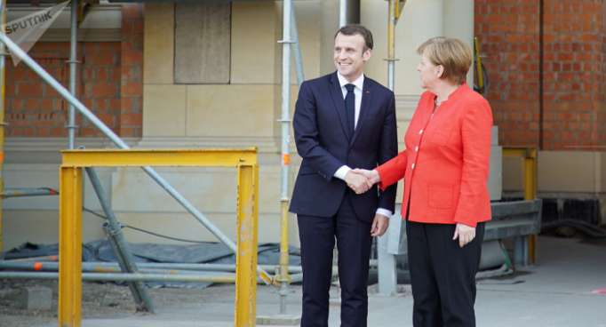 Baustelle Europa: Macron wird in Berlin mit ungewöhnlichem Symbol empfangen