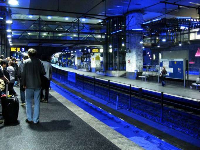 Essener U-Bahn: Männer attackieren 17-Jährige hinterrücks - VIDEO