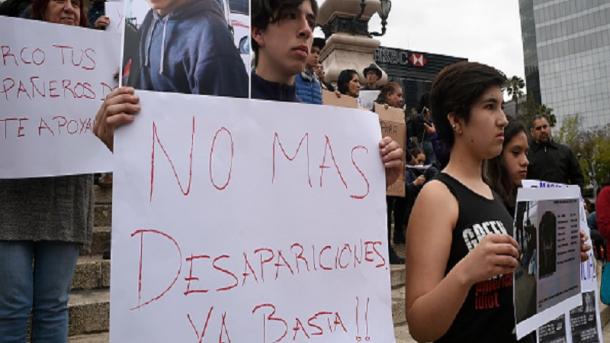 Cientos marchan en México para estudiantes desaparecidos