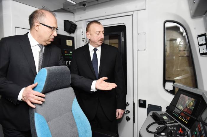 Le président Ilham Aliyev prend connaissance des nouvelles voitures du métro de la capitale - PHOTOS