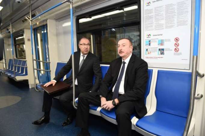 İlham Əliyev metroya mindi – Fotolar (Yenilənib)