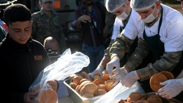 Türkische Soldaten verteilen täglich 15.000 Brote in Afrin