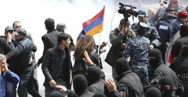 Armenia: miles de ciudadanos exigen la liberación del líder opositor Nikól Pashinián