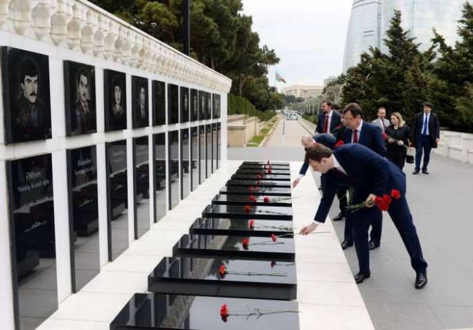 Russian Economic Development Minister pays respect to Header Heydar Aliyev and Azerbaijani martyrs