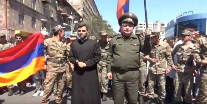 Los militares se unen a las protestas contra Sargsyán en Ereván- En Vivo