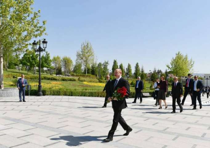 President Ilham Aliyev visits monument to Heydar Aliyev in Ankara - PHOTOS