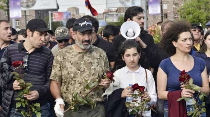 La oposición en Armenia exige elecciones anticipadas tras lograr la dimisión del primer ministro
