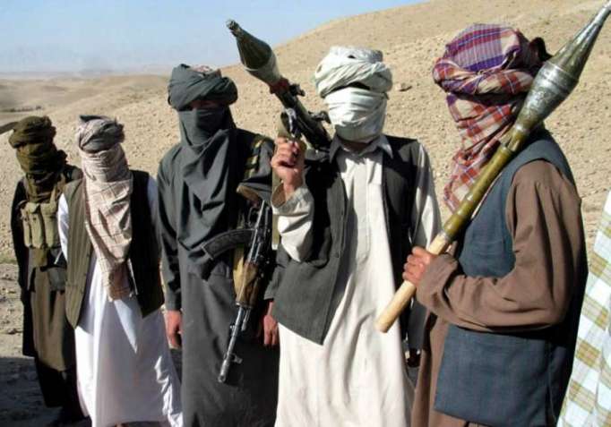 Los talibanes dan la espalda a la oferta de paz del Gobierno y anuncian una ofensiva