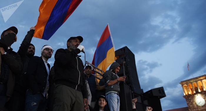 Diplomáticos rusos abordan la crisis política en Armenia con los líderes de protestas