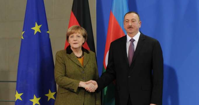Angela Merkel felicita al presidente Ilham Aliyev