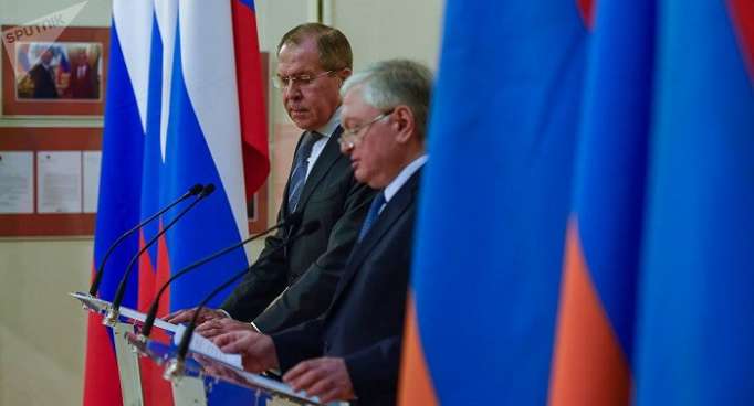 Lavrov y Nalbandian discuten el conflicto de Karabaj en Moscú