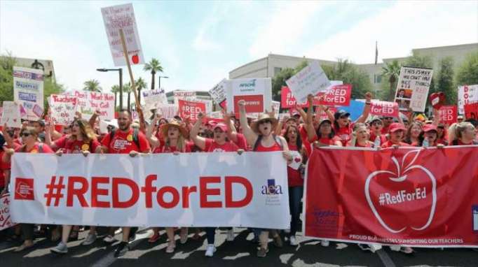 Huelga de maestros en EEUU deja miles de estudiantes sin clases
