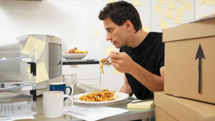 Comer delante del ordenador en el trabajo provocará sobrepeso