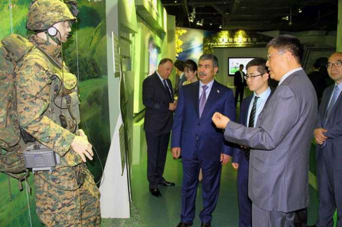 Zakir Hasanov inspeccionó vehículos militares en China - FOTO