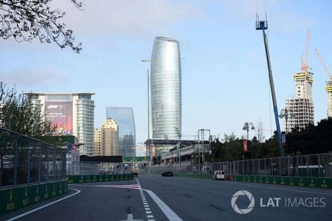 La FIA cambia la entrada de boxes en Bakú tras las quejas de los pilotos