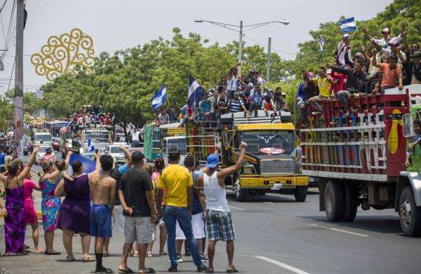 Miles de personas recorren Managua para pedir justicia y "que se vaya Daniel"
