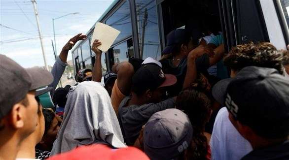 قافلة مهاجرين أغضبت ترامب تصل إلى الحدود الأمريكية المكسيكية