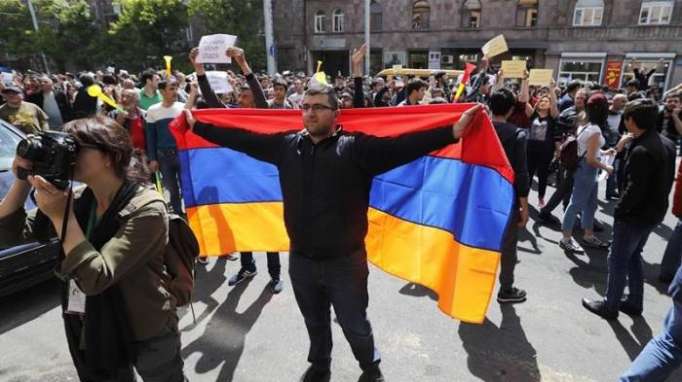 Why are Armenians protesting against the new prime minister?