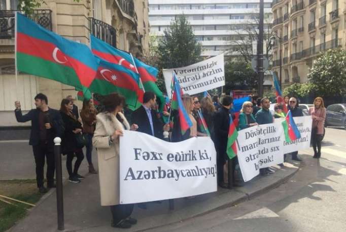 Azərbaycanlıların Parisdə həmrəylik aksiyası keçirilib