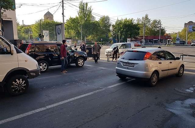 İrəvanda etirazçılarla sürücülər arasında dava düşüb - FOTO