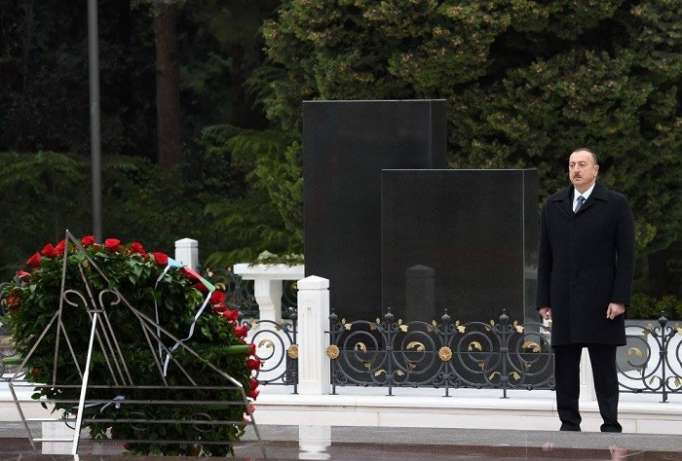 Ilham Aliyev et les membres de sa famille ont visité la tombe du leader national Heydar Aliyev