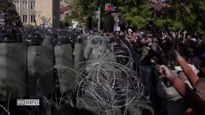 Arménie: 10.000 manifestants contre la nomination du premier ministre