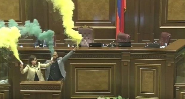 Armenia opposition MPs carry out protest action at Parliament - VIDEO