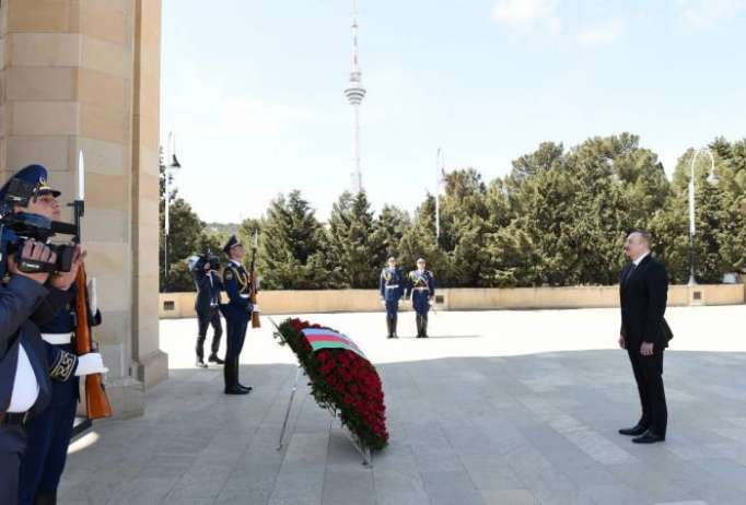 İlham Əliyev Şəhidlər Xiyabanını ziyarət etdi - FOTOLAR