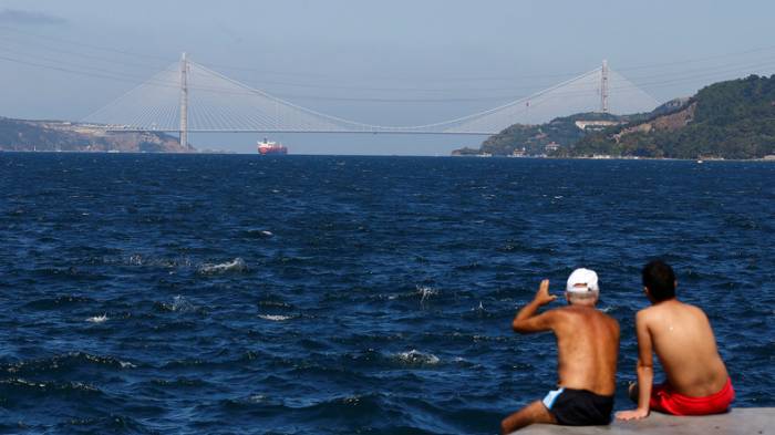 Tanker rammt Haus an Bosporus und legt Schifffahrt unter Fatih-Sultan-Mehmet-Brücke lahm