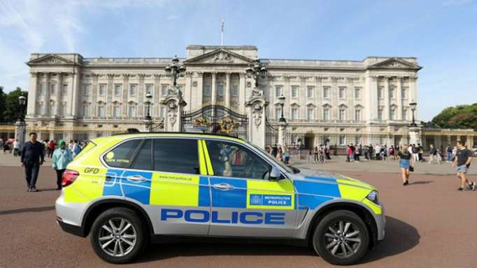La Policía de Londres examina una camioneta sospechosa cerca del Palacio de Buckingham