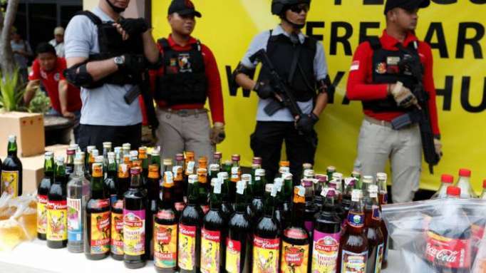 Al menos 100 personas mueren tras beber alcohol ilegal en Indonesia