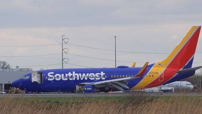Motor explotado, ventana rota y pasajera casi expulsada del avión: Accidente de Southwest Airlines