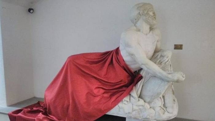 Une statue nue drapée pour un congrès musulman crée la polémique en Italie