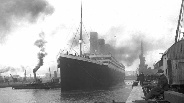 Subastan una rara fotografía del funeral en altamar de una víctima del Titanic