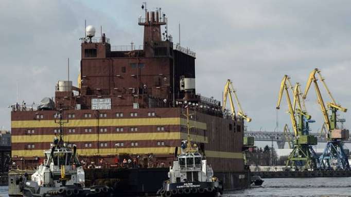 Zarpa en Rusia la primera central nuclear flotante del mundo