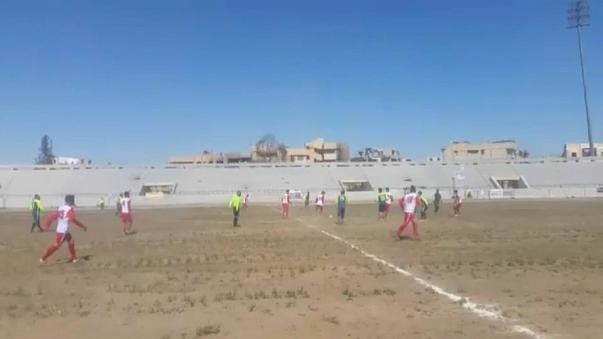 Match de foot historique dans le stade de Raqqa