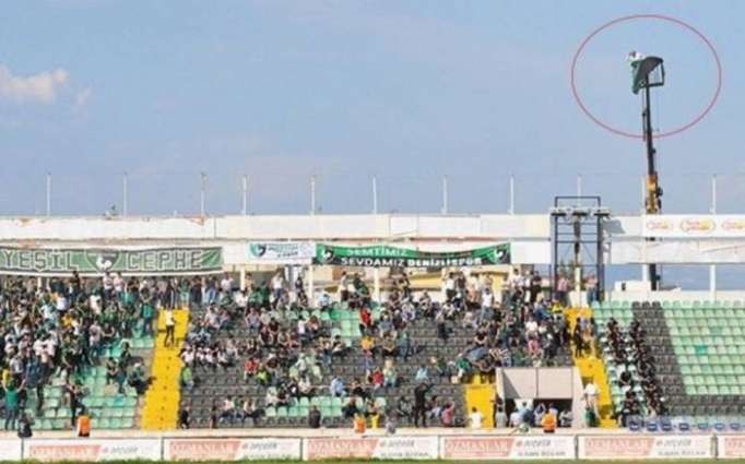 Turquie: un supporter loue une grue pour regarder le match - VIDEO