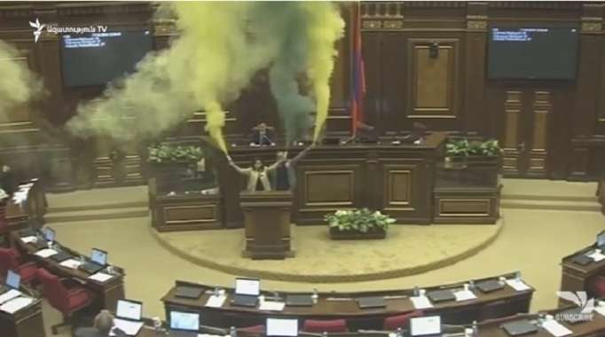 Parlamentdə Sarkisyana etiraz - Deputatlar fişəng yandırdı (VİDEO)
