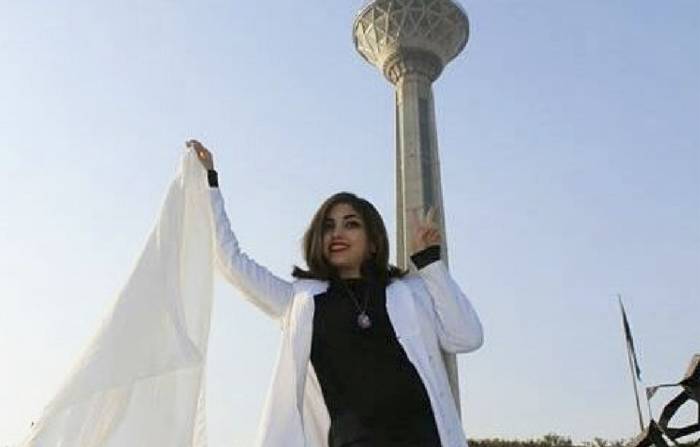 La protestation des femmes contre le port du voile en Iran s