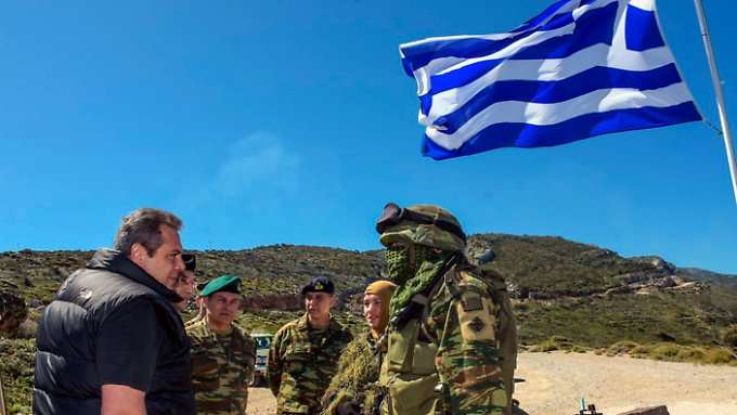 Griechisches Militär feuert Warnschüsse ab