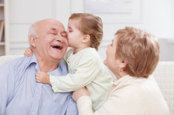 Garder ses petits-enfants permettrait de vivre plus longtemps