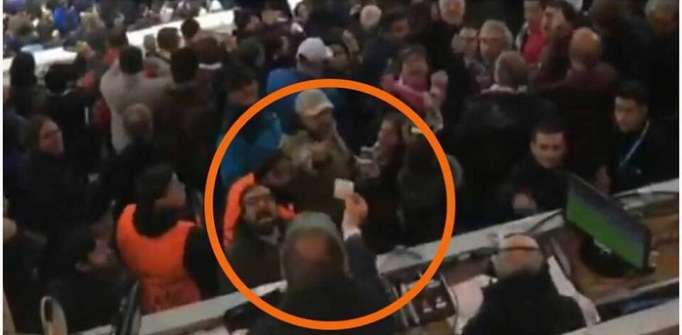 Un journaliste évacué du stade pour sa plaisanterie - VIDEO