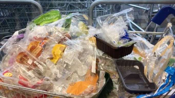 «Plastic attack»: des clients laissent tous les emballages plastique dans leur supermarché