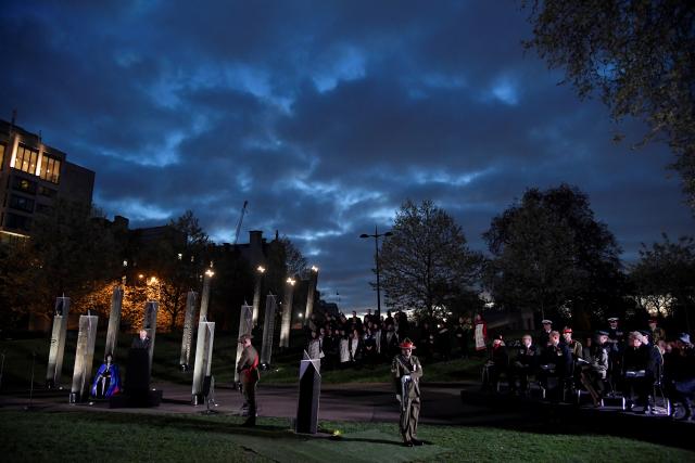 Thousands gather for ANZAC Day memorials around world  