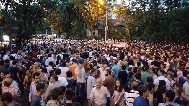 Protesters block streets in central Yerevan